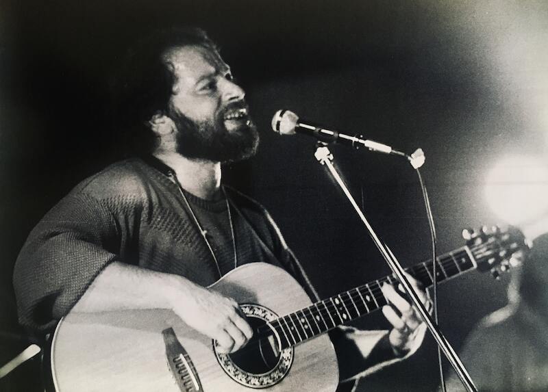 Ein Musiker mit Bart spielt Gitarre und singt leidenschaftlich in ein Mikrofon auf einer Bühne., © Stadtverwaltung Vaihingen an der Enz Ein Musiker mit Bart spielt Gitarre und singt leidenschaftlich in ein Mikrofon auf einer Bühne., © Stadtverwaltung Vaihingen an der Enz