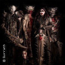 Eine Gruppe in d&uuml;steren, aufwendigen Kost&uuml;men mit blutigen Details posiert bedrohlich. Die Figuren tragen Masken und halten gro&szlig;e Waffen., &copy; links im Bild