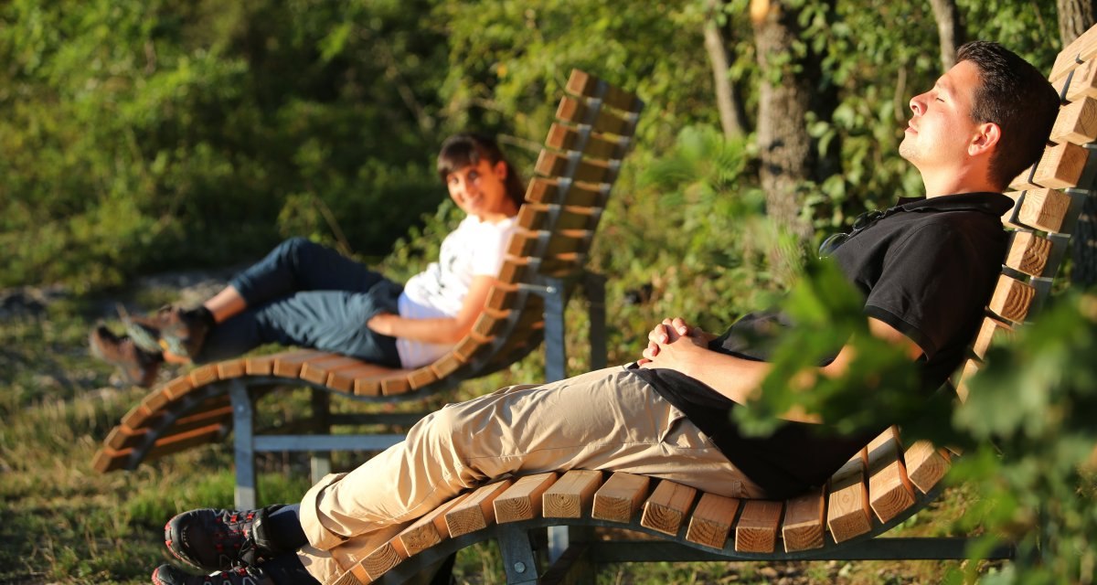 Wanderer erntspannen auf den Waldliegen, © Bad Urach Tourismus Wanderer erntspannen auf den Waldliegen, © Bad Urach Tourismus