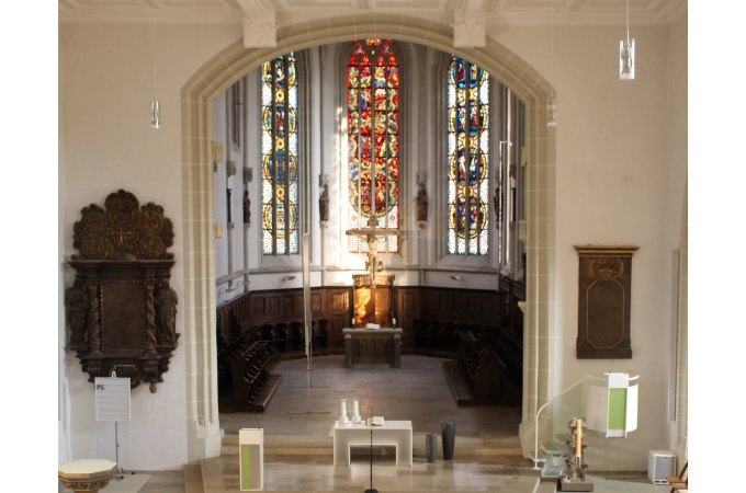 Innenansicht einer Kirche mit prächtigen Glasfenstern und einem zentralen Altar. Die Architektur ist beeindruckend und detailreich., © Stadt Göppingen Innenansicht einer Kirche mit prächtigen Glasfenstern und einem zentralen Altar. Die Architektur ist beeindruckend und detailreich., © Stadt Göppingen