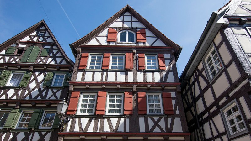 Fachwerkh&auml;user in Schorndorf mit bunten Fensterl&auml;den und blauem Himmel im Hintergrund., &copy; Joachim Mende