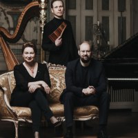Das Trio Beau Soir posiert elegant mit Harfe, Panfl&ouml;te und Klavier in einem stilvollen Raum., &copy; Stadt Murrhardt
