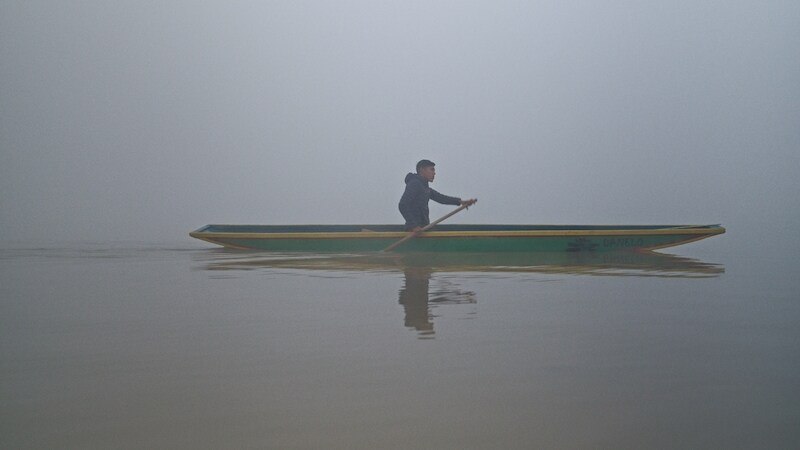 Menschen sitzen in einem dunklen Raum und schauen einen Film auf einer Leinwand. Die Atmosph&auml;re ist gem&uuml;tlich und entspannt., &copy; Kulturhaus Schwanen
