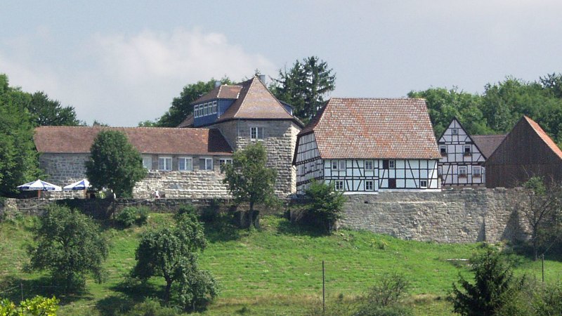 Burg Waldenstein mit Fachwerkgebäuden, umgeben von Bäumen und grüner Landschaft. Historische Architektur in idyllischer Umgebung., © FVG Schwäbischer Wald