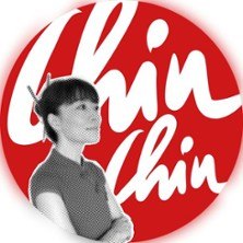 Frau im Profil mit St&auml;bchen im Haar vor rotem Hintergrund mit wei&szlig;em 'Chin Chin'-Schriftzug., &copy; links im Bild