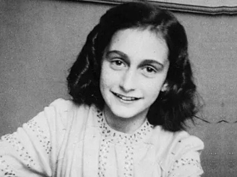 Schwarz-weiß Foto eines jungen Mädchens mit lockigem Haar und einem Lächeln, in einem bestickten Kleid., © Kammerkonzerte Schwäbisch Hall e.V.