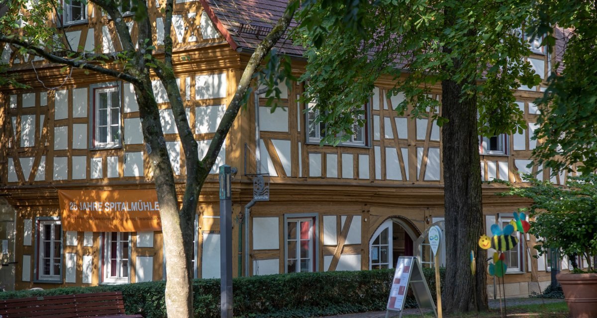 Fachwerkhaus im Spitalinnenhof, eine Parkbank und grüne Bäume., © Foto: Mario Klaiber Fachwerkhaus im Spitalinnenhof, eine Parkbank und grüne Bäume., © Foto: Mario Klaiber