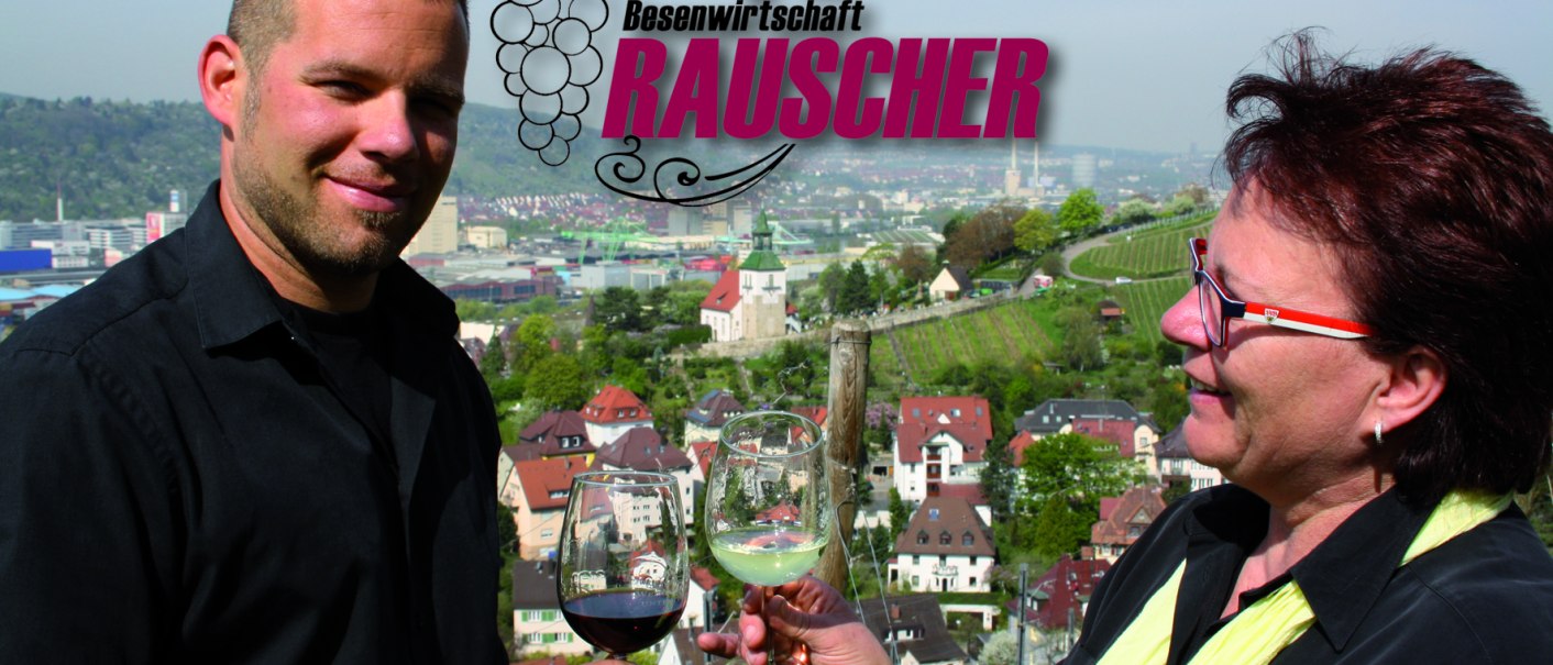 Zwei Personen stoßen mit Weingläsern an, im Hintergrund eine Stadtansicht mit Weinbergen. Schriftzug "Besenwirtschaft Rauscher" und Weintrauben-Logo., © Besenwirtschaft Rauscher