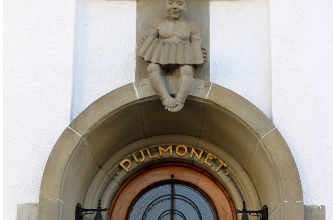 Ein steinerner Eingang mit der Aufschrift 'Pulmonet' und einer Figur, die ein Akkordeon spielt, dar&uuml;ber. Zwei Lampen flankieren die T&uuml;r., &copy; Stadt G&ouml;ppingen
