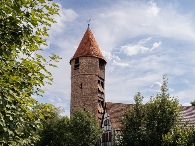 Mittelalterlicher Turm mit rotem Dach, Fachwerkgebäude und Bäumen, blauer Himmel im Hintergrund., © Stadtverwaltung Weil der Stadt Mittelalterlicher Turm mit rotem Dach, Fachwerkgebäude und Bäumen, blauer Himmel im Hintergrund., © Stadtverwaltung Weil der Stadt