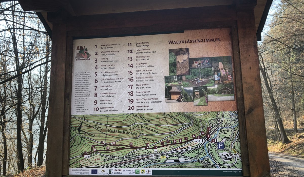 Informationstafel des Holzwurmpfads mit Karte, Stationenliste und Fotos im Wald., © Nördlicher Schwarzwald