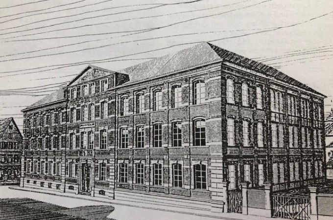 Historische Zeichnung eines gro&szlig;en Backsteingeb&auml;udes mit mehreren Stockwerken und vielen Fenstern. Das Geb&auml;ude hat ein Giebeldach und einen Eingang mit Tor., &copy; Stadt G&ouml;ppingen