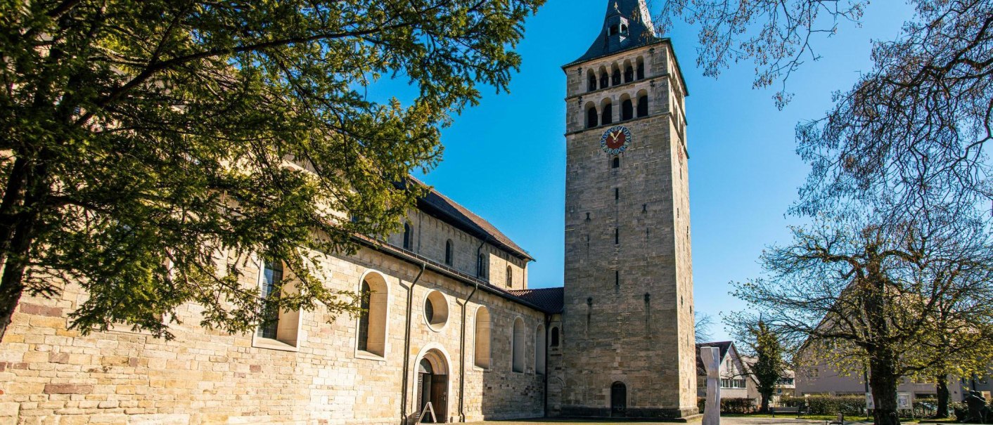 Die Martinskirche in Sindelfingen, umgeben von B&auml;umen, unter einem klaren blauen Himmel. Der Kirchturm ist prominent im Bild., &copy; Stuttgart-Marketing GmbH, Sarah Schmid