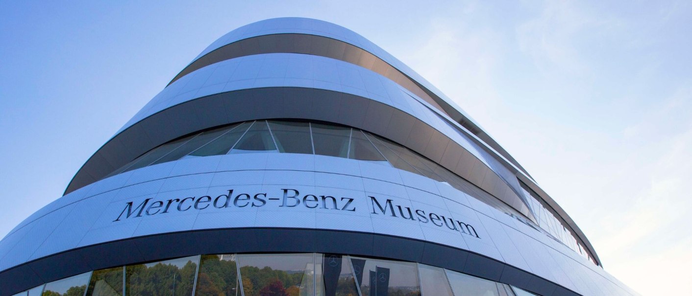 Das Mercedes-Benz Museum zeigt seine moderne Architektur mit geschwungenen Linien und Glasfassaden unter einem blauen Himmel., © Stuttgart-Marketing GmbH Achim Mende