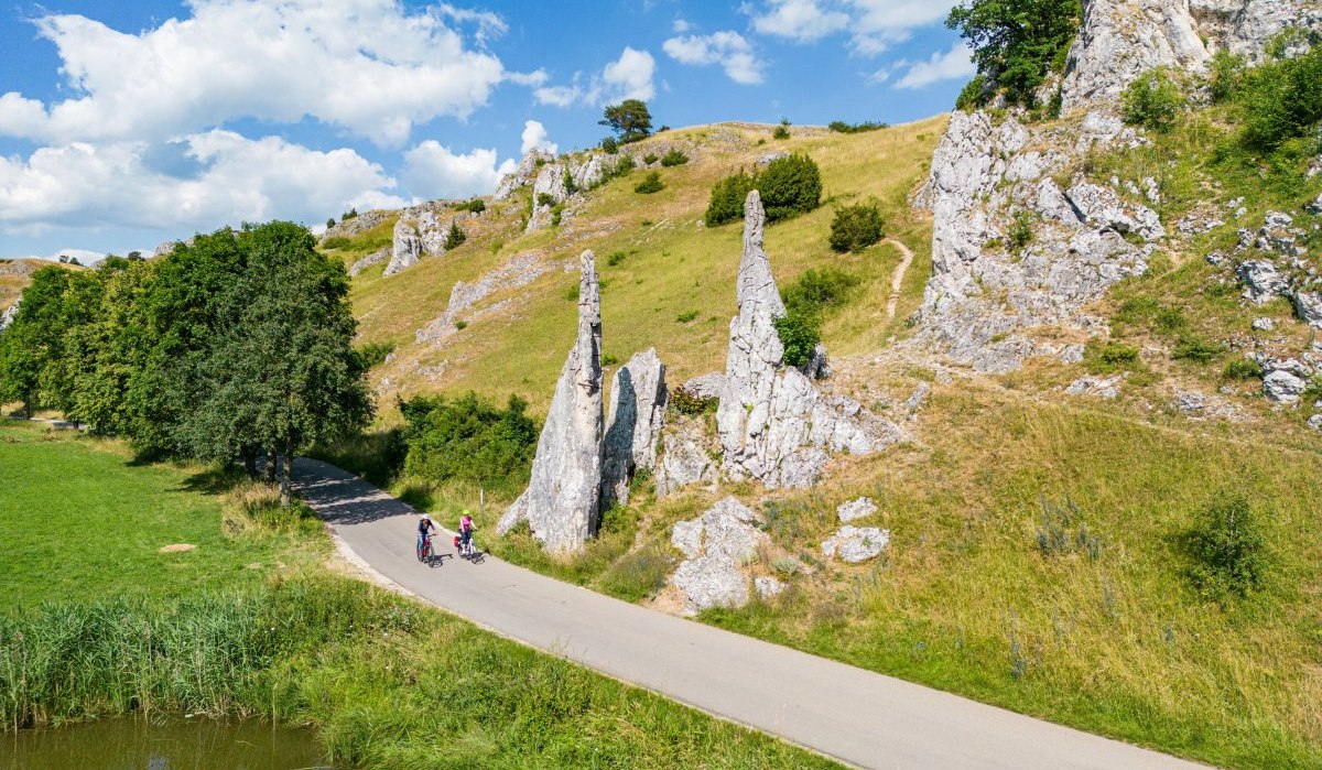 Ba-Wü_Schwäbische Alb_ Eselsburger Tal bei Herbrechtingen_Unsere Statistinnen Simone Gulkowski (rote kurze Haare)
Julia Neidhardt (lange dunkle Haare) fahren auf dem Württemberger Tälerradweg zwischen dem Bucher Stausee bei Aalen bis nach Giengen an der Brenz, © TMBW Ba-Wü_Schwäbische Alb_ Eselsburger Tal bei Herbrechtingen_Unsere Statistinnen Simone Gulkowski (rote kurze Haare)
Julia Neidhardt (lange dunkle Haare) fahren auf dem Württemberger Tälerradweg zwischen dem Bucher Stausee bei Aalen bis nach Giengen an der Brenz, © TMBW