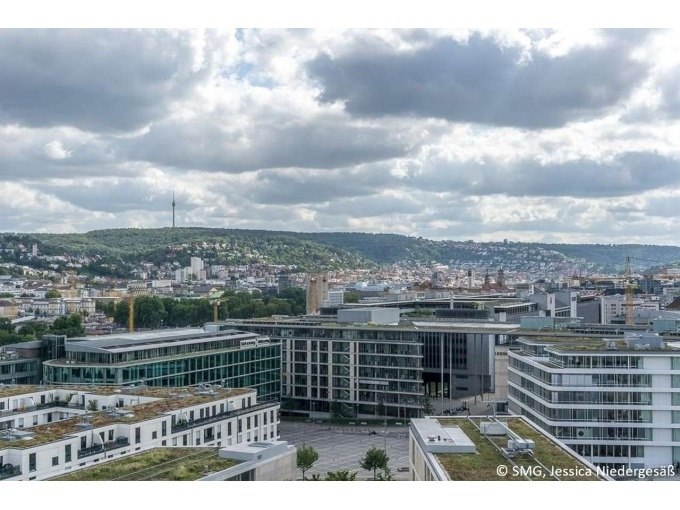 Blick über moderne Gebäude in Stuttgart, im Hintergrund der Fernsehturm und bewaldete Hügel unter bewölktem Himmel., © Stuttgart Marketing GmbH Blick über moderne Gebäude in Stuttgart, im Hintergrund der Fernsehturm und bewaldete Hügel unter bewölktem Himmel., © Stuttgart Marketing GmbH