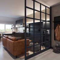 Modernes Loft mit Ledersofa, offener Küche, Esstisch und großen Fenstern. Eine Glaswand trennt den Eingangsbereich mit Jackenaufhängung ab., © CLOUD N°7 LOFTS