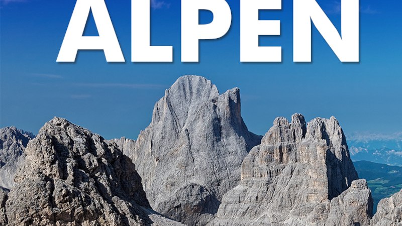Berglandschaft der Alpen unter klarem Himmel, mit dem Text 'Zu Fuß über die Alpen' in großen Buchstaben., © Expedition Erde Berglandschaft der Alpen unter klarem Himmel, mit dem Text 'Zu Fuß über die Alpen' in großen Buchstaben., © Expedition Erde