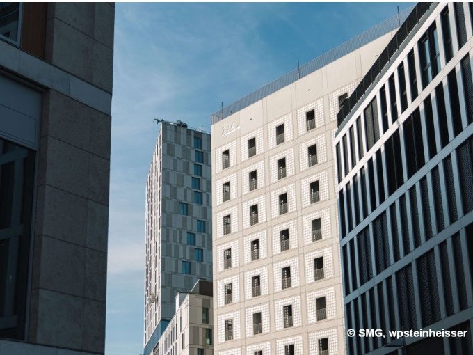 Moderne Gebäude in Stuttgart mit geometrischen Fassaden und klarem Himmel im Hintergrund., © Stuttgart Marketing GmbH Moderne Gebäude in Stuttgart mit geometrischen Fassaden und klarem Himmel im Hintergrund., © Stuttgart Marketing GmbH