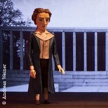 Eine Marionette in historischer Kleidung steht vor einem Hintergrund mit Säulen. © Andreas Weiner, © links im Bild Eine Marionette in historischer Kleidung steht vor einem Hintergrund mit Säulen. © Andreas Weiner, © links im Bild