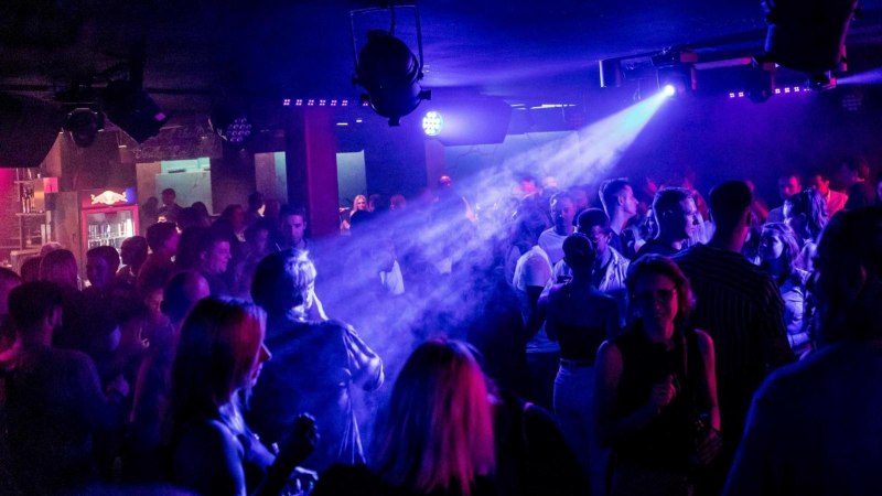 Ein belebter Nachtclub mit tanzenden Menschen, bunten Lichtern und Nebeleffekten. Die Atmosphäre ist lebhaft und energiegeladen., © BOA, Stuttgart Ein belebter Nachtclub mit tanzenden Menschen, bunten Lichtern und Nebeleffekten. Die Atmosphäre ist lebhaft und energiegeladen., © BOA, Stuttgart