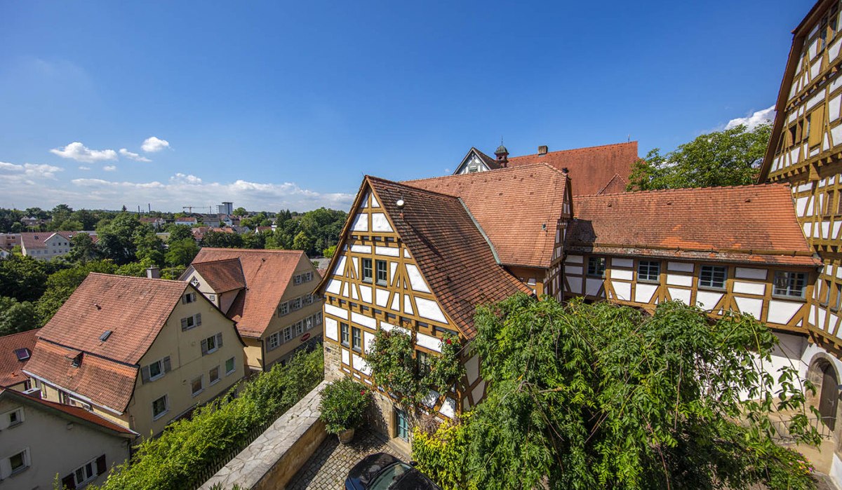 Fachwerkhäuser mit roten Dächern und Bäumen im Vordergrund, blauer Himmel im Hintergrund., © Achim Mende Fachwerkhäuser mit roten Dächern und Bäumen im Vordergrund, blauer Himmel im Hintergrund., © Achim Mende