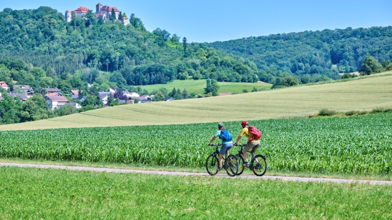 Radfahrer bei Schloss Stetten, © Touristikgemeinschaft Hohenlohe e. V. | Florian Trykowski