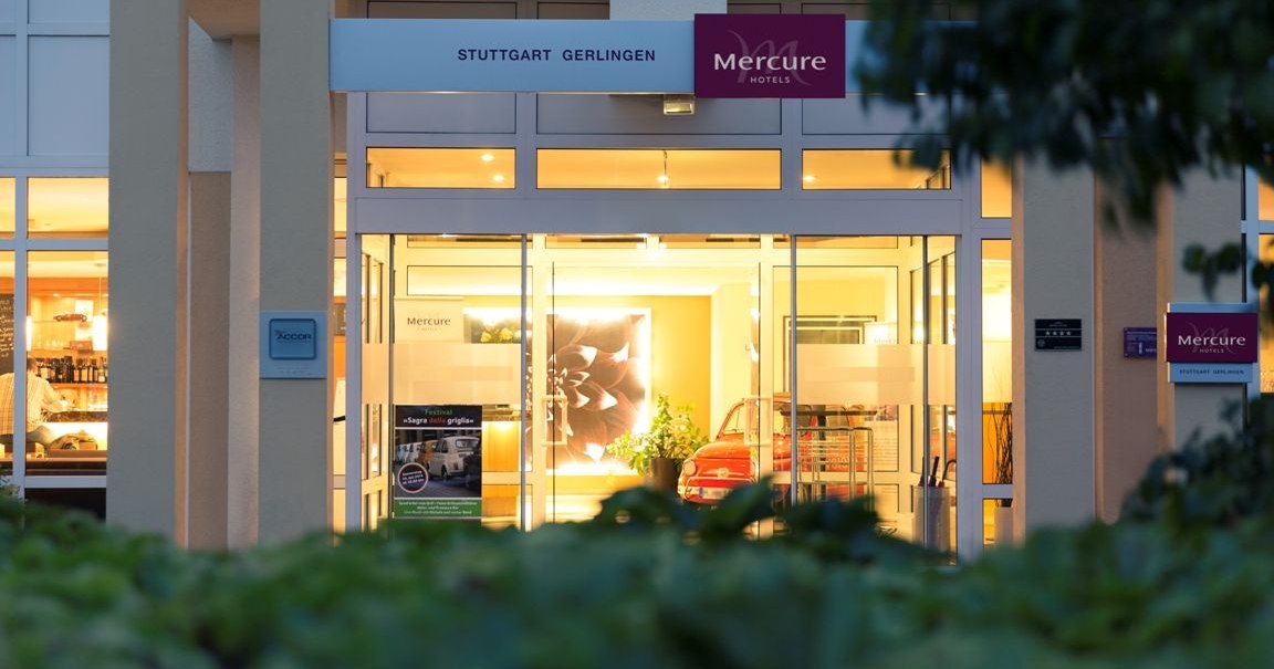 Eingang des Mercure Hotels in Stuttgart Gerlingen, beleuchtet bei Nacht. Der Eingang ist modern gestaltet mit Glasfronten und einem beleuchteten Innenbereich., © Mercure Hotel Stuttgart Gerlingen Eingang des Mercure Hotels in Stuttgart Gerlingen, beleuchtet bei Nacht. Der Eingang ist modern gestaltet mit Glasfronten und einem beleuchteten Innenbereich., © Mercure Hotel Stuttgart Gerlingen