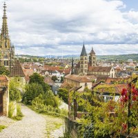 Panoramablick auf Esslingen mit Weinbergen im Vordergrund und historischen Geb&auml;uden im Hintergrund unter einem bew&ouml;lkten Himmel., &copy; SMG, Sarah Schmid