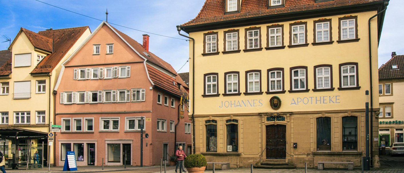 Historische Geb&auml;ude in der Altstadt von K&uuml;nzelsau. Die Johannes Apotheke ist prominent zu sehen, umgeben von weiteren traditionellen H&auml;usern., &copy; Stuttgart-Marketing GmbH, Sarah Schmid