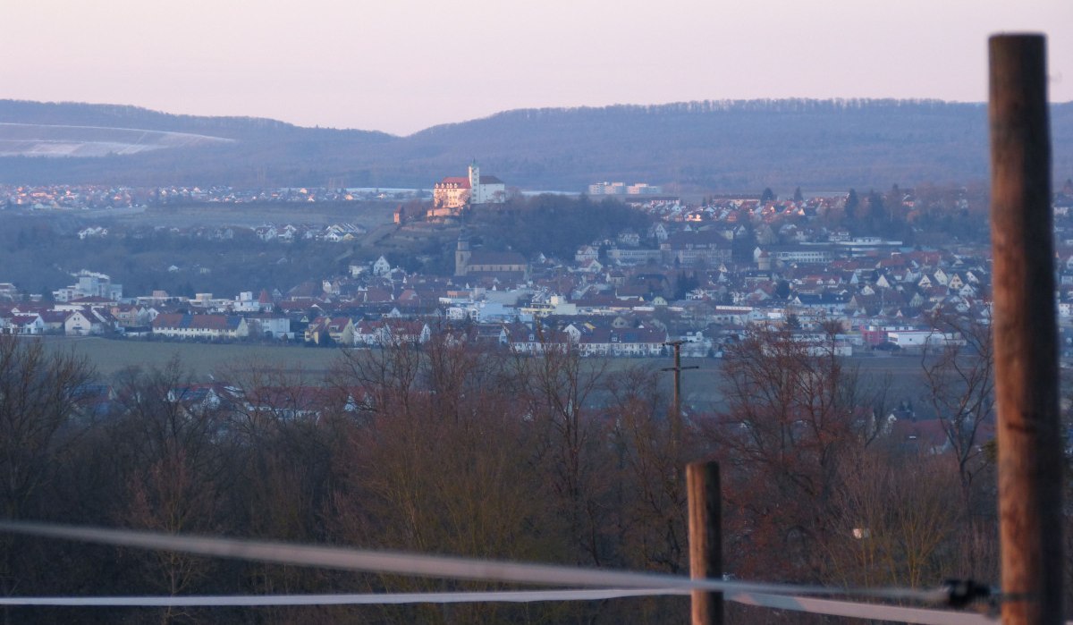 Schloss Kaltenstein thront über Vaihingen an der Enz, umgeben von Häusern und Hügeln im Abendlicht., © Land der 1000 Hügel - Kraichgau-Stromberg Schloss Kaltenstein thront über Vaihingen an der Enz, umgeben von Häusern und Hügeln im Abendlicht., © Land der 1000 Hügel - Kraichgau-Stromberg