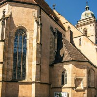 Die Laurentiuskirche in N&uuml;rtingen, ein historisches Geb&auml;ude mit gotischen Fenstern und einem Turm, bei strahlend blauem Himmel., &copy; Stuttgart-Marketing GmbH, Sarah Schmid
