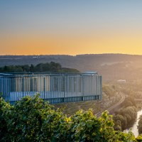 Aussichtsplattform Weinkanzel Besigheim bei Sonnenuntergang, mit Blick auf die Stadt und umliegende Landschaft. Die Sonne strahlt über die Hügel., © SMG, Martina Denker