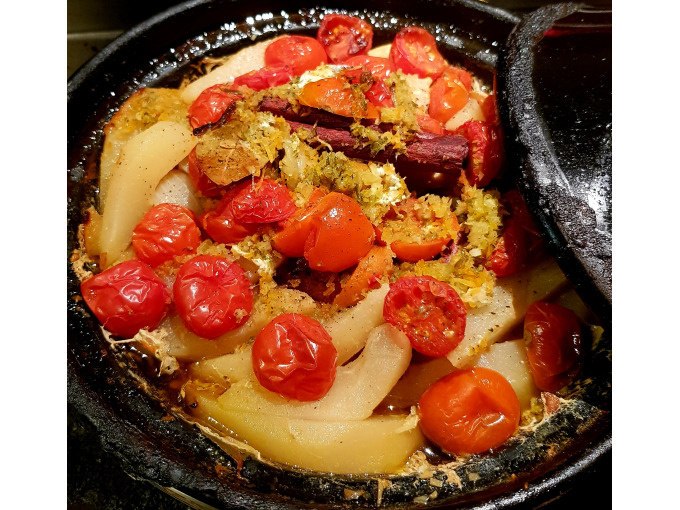 Ein orientalisches Gericht mit Tomaten, Birnen und Gewürzen in einem Topf, teilweise abgedeckt. Farbenfrohe Zutaten und aromatische Gewürze sichtbar., © Kultweine-Kochwelten-Kunstücke - Kochschule Sonja Lenz Ein orientalisches Gericht mit Tomaten, Birnen und Gewürzen in einem Topf, teilweise abgedeckt. Farbenfrohe Zutaten und aromatische Gewürze sichtbar., © Kultweine-Kochwelten-Kunstücke - Kochschule Sonja Lenz