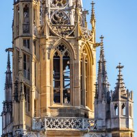 Detailansicht der Frauenkirche in Esslingen mit gotischen Verzierungen und Türmen vor blauem Himmel., © Jarek Ciesla