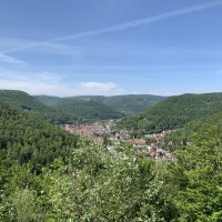 Panoramablick auf Bad Urach, umgeben von grünen Hügeln und Wäldern unter einem klaren blauen Himmel., © Bad Urach Tourismus