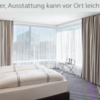 Modernes Hotelzimmer mit Doppelbett, Schreibtisch, Fernseher und großen Fenstern. Hinweis: Ausstattung kann abweichen., © Premier Inn