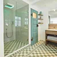 Modernes Badezimmer mit Glasdusche, gr&uuml;nem Fliesenboden, Holzwaschtisch und t&uuml;rkisfarbener T&uuml;r. Handt&uuml;cher und Pflegeprodukte sind bereitgestellt., &copy; Hotel Restaurant Bachofer