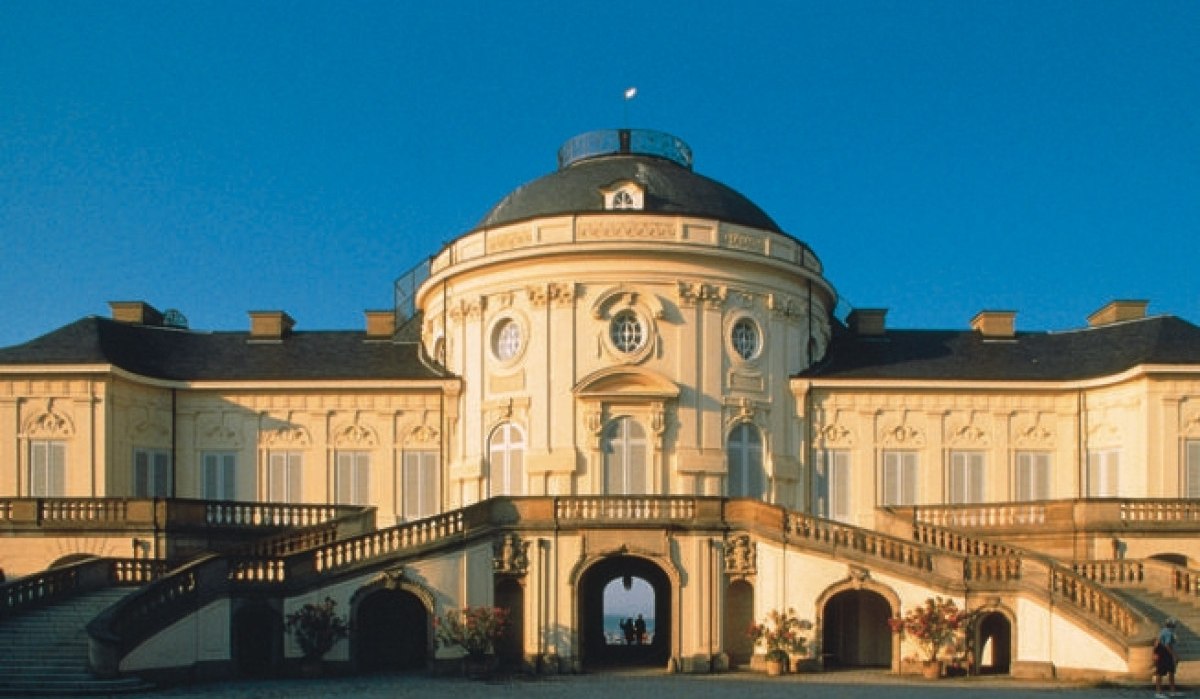 Schloss Solitude mit symmetrischen Treppen und einer zentralen Kuppel vor einem klaren blauen Himmel., © Sindelfingen - Stuttgart-Marketing GmbH Schloss Solitude mit symmetrischen Treppen und einer zentralen Kuppel vor einem klaren blauen Himmel., © Sindelfingen - Stuttgart-Marketing GmbH