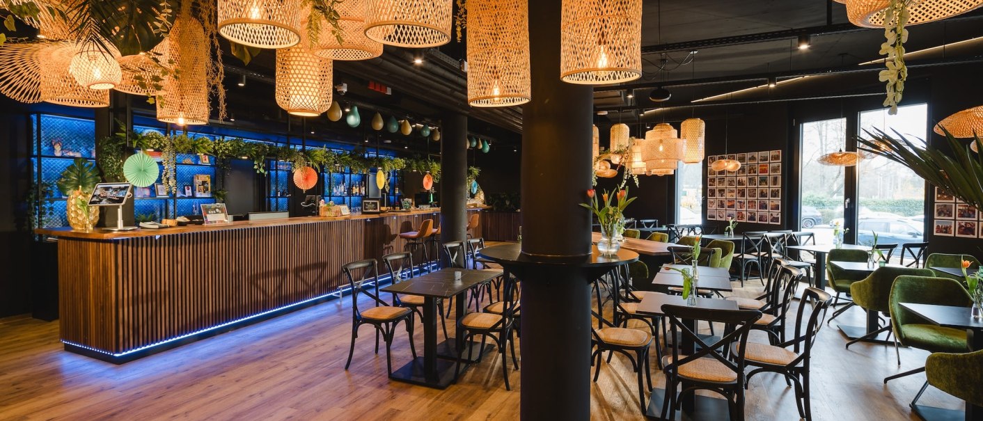 Ein stilvoll eingerichtetes Café mit hölzernem Boden, modernen Möbeln und dekorativen Lampen., © TOMAS Ein stilvoll eingerichtetes Café mit hölzernem Boden, modernen Möbeln und dekorativen Lampen., © TOMAS