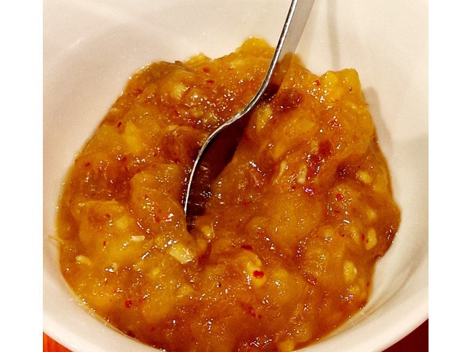 Ein Löffel steckt in einer Schale mit Mango-Chutney. Die Mischung aus süßen und würzigen Aromen ist typisch für die indische Küche., © Kultweine-Kochwelten-Kunstücke - Kochschule Sonja Lenz Ein Löffel steckt in einer Schale mit Mango-Chutney. Die Mischung aus süßen und würzigen Aromen ist typisch für die indische Küche., © Kultweine-Kochwelten-Kunstücke - Kochschule Sonja Lenz