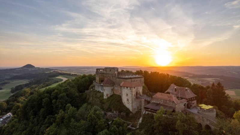 Die Burgruine Hohenrechberg thront auf einem Hügel, umgeben von Wäldern, im Licht eines dramatischen Sonnenuntergangs., © Foto Thomas Zehnder Die Burgruine Hohenrechberg thront auf einem Hügel, umgeben von Wäldern, im Licht eines dramatischen Sonnenuntergangs., © Foto Thomas Zehnder