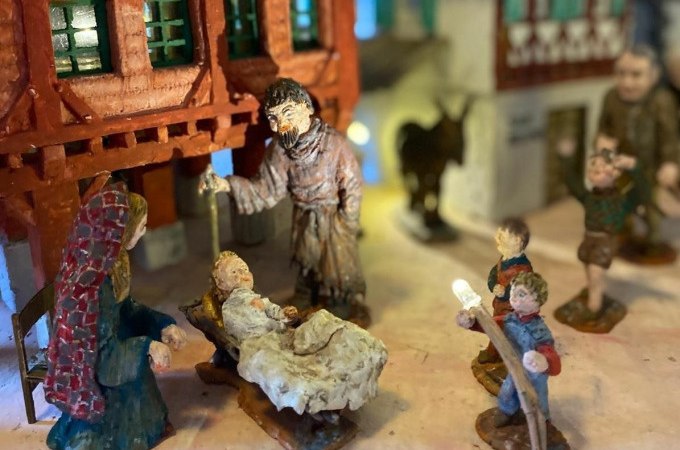 Eine Krippenszene mit Maria, Josef und dem Jesuskind. Umgeben von Figuren in einem rustikalen, weihnachtlichen Setting., © PlochingenInfo Eine Krippenszene mit Maria, Josef und dem Jesuskind. Umgeben von Figuren in einem rustikalen, weihnachtlichen Setting., © PlochingenInfo