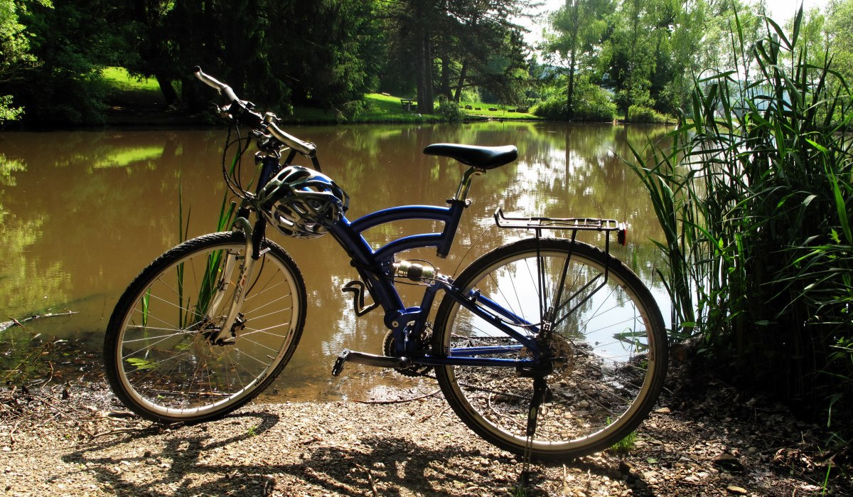 Blaues Fahrrad am Seeufer, umgeben von grüner Natur und ruhigem Wasser., © Natur.Nah. Schönbuch & Heckengäu Blaues Fahrrad am Seeufer, umgeben von grüner Natur und ruhigem Wasser., © Natur.Nah. Schönbuch & Heckengäu
