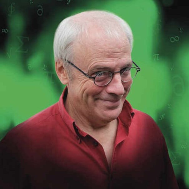 Ein Mann mit Brille und rotem Hemd l&auml;chelt vor einem gr&uuml;nen Hintergrund mit mathematischen Symbolen. Er wirkt freundlich und nachdenklich., &copy; Mauerwerk GmbH