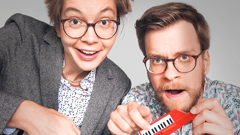 Zwei Personen mit Brillen, eine mit Dreadlocks, halten ein Keyboard und eine kleine Spielzeugtastatur., &copy; Mauerwerk GmbH