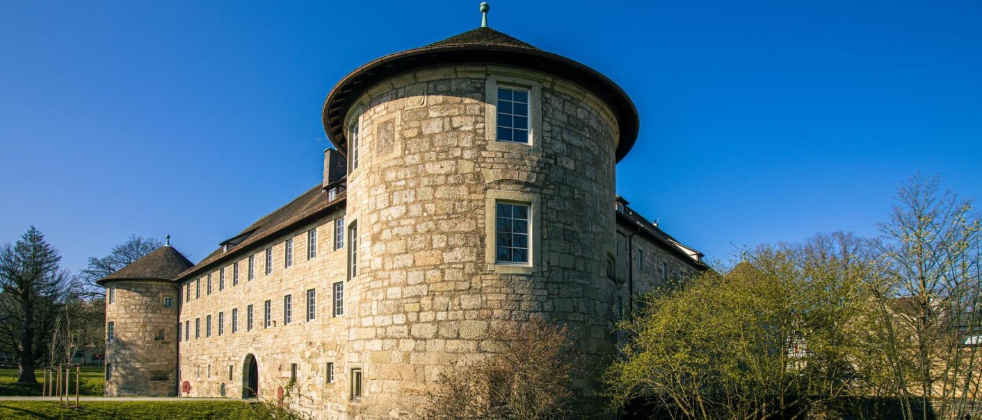 Das Bild zeigt das Burgschloss in Schorndorf mit einem markanten runden Turm und einem klaren blauen Himmel im Hintergrund., © Stuttgart-Marketing GmbH, Sarah Schmid Das Bild zeigt das Burgschloss in Schorndorf mit einem markanten runden Turm und einem klaren blauen Himmel im Hintergrund., © Stuttgart-Marketing GmbH, Sarah Schmid