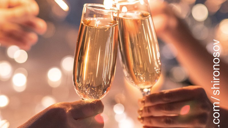 Zwei Hände halten Sektgläser, die zum Anstoßen zusammengeführt werden. Im Hintergrund leuchten Wunderkerzen und erzeugen eine festliche Atmosphäre., © Schönblick gemeinnützige GmbH