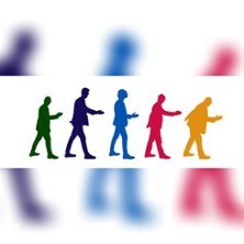 Fünf bunte Silhouetten von gehenden Personen in Grün, Blau, Lila, Rot und Gelb auf weißem Hintergrund., © links im Bild