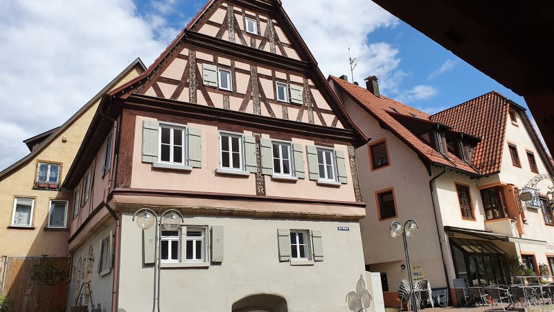 Fachwerkhaus in einer Altstadt, umgeben von weiteren historischen Geb&auml;uden. Der Himmel ist blau mit einigen Wolken., &copy; PlochingenInfo